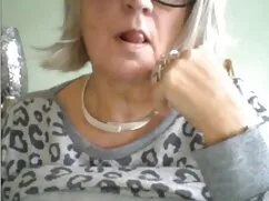 A barna hajú lány eg ...